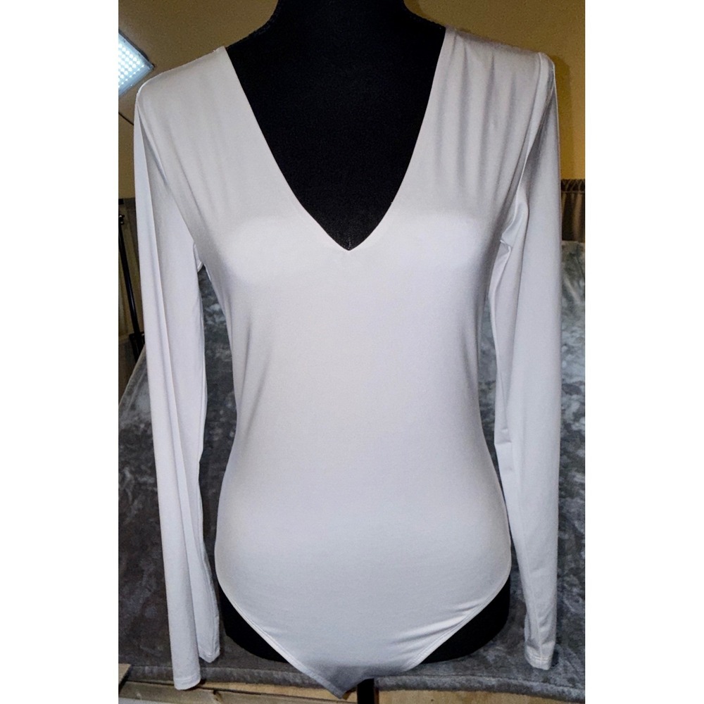 Urban Social Bodysuit Women M White Excellent V-Neck Long‎ Sleeve Snap